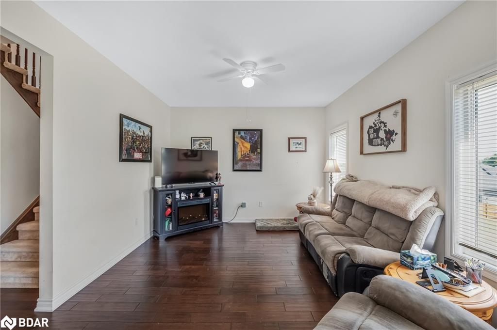 206 Isabella Drive, Orillia, ON - Indoor Photo Showing Living Room
