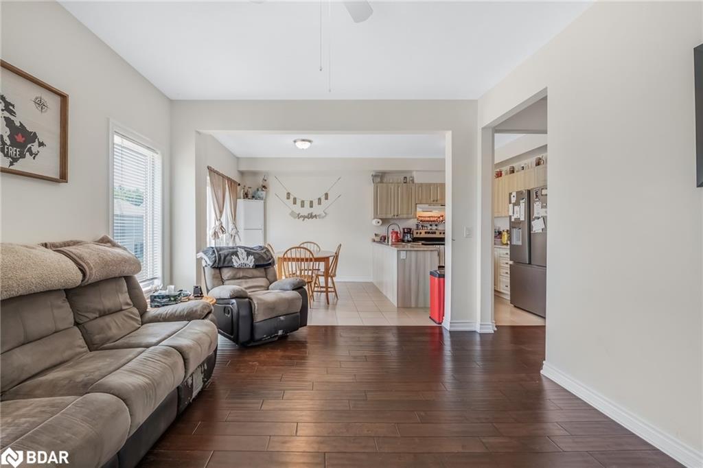 206 Isabella Drive, Orillia, ON - Indoor Photo Showing Living Room