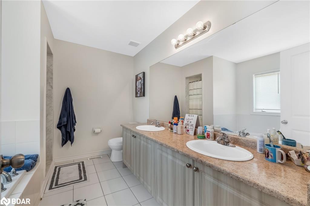 206 Isabella Drive, Orillia, ON - Indoor Photo Showing Bathroom