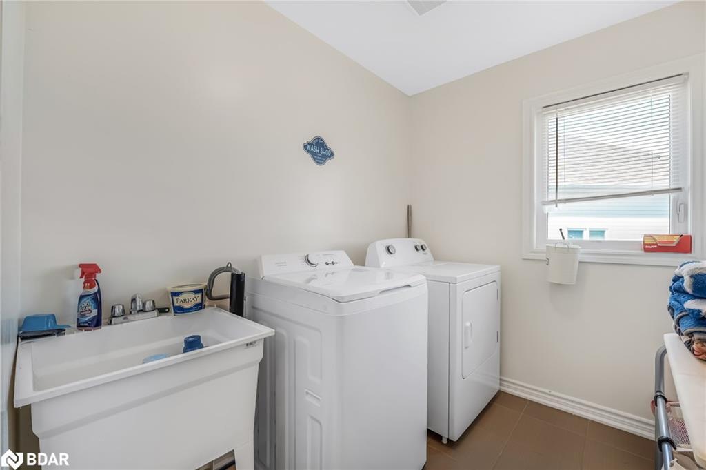 206 Isabella Drive, Orillia, ON - Indoor Photo Showing Laundry Room