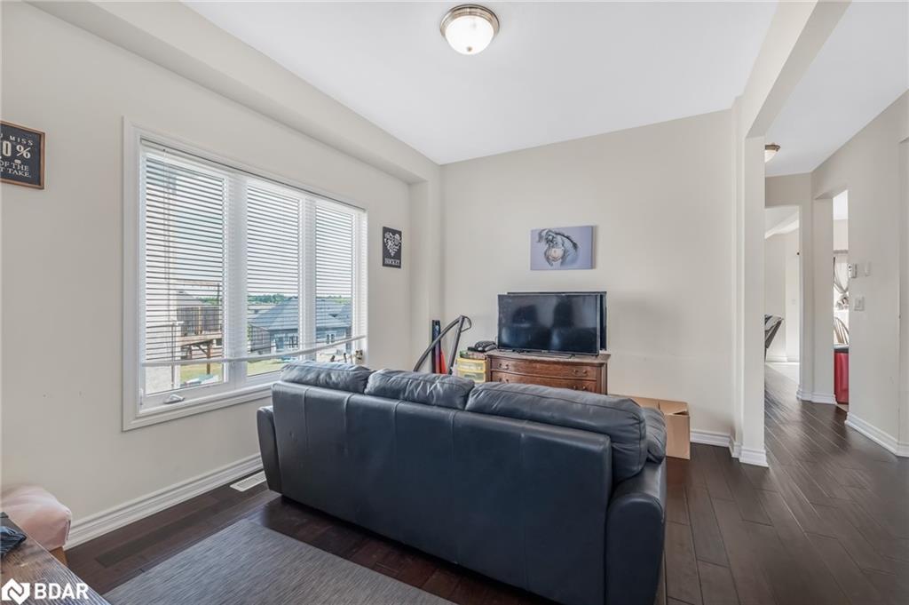 206 Isabella Drive, Orillia, ON - Indoor Photo Showing Living Room