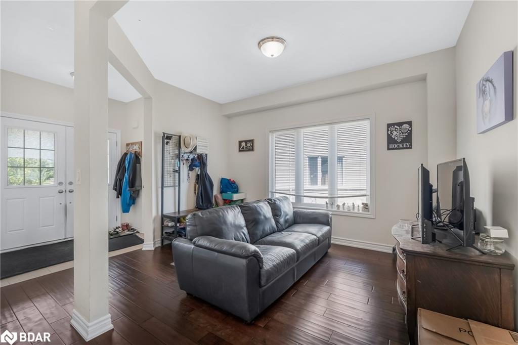 206 Isabella Drive, Orillia, ON - Indoor Photo Showing Living Room