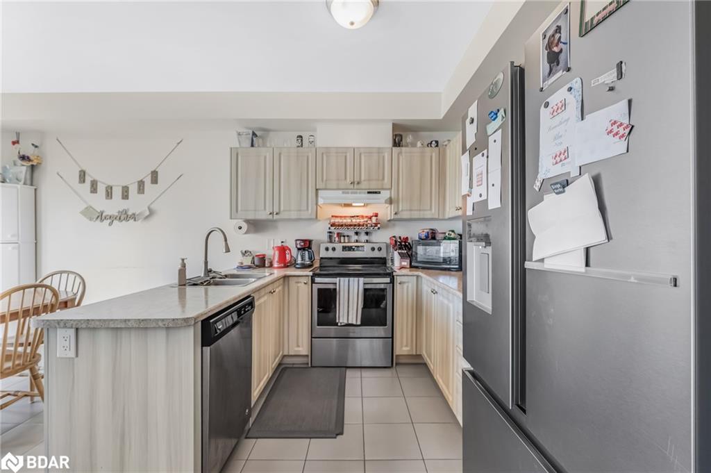 206 Isabella Drive, Orillia, ON - Indoor Photo Showing Kitchen