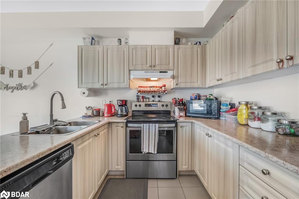 206 Isabella Drive, Orillia, ON - Indoor Photo Showing Kitchen With Double Sink