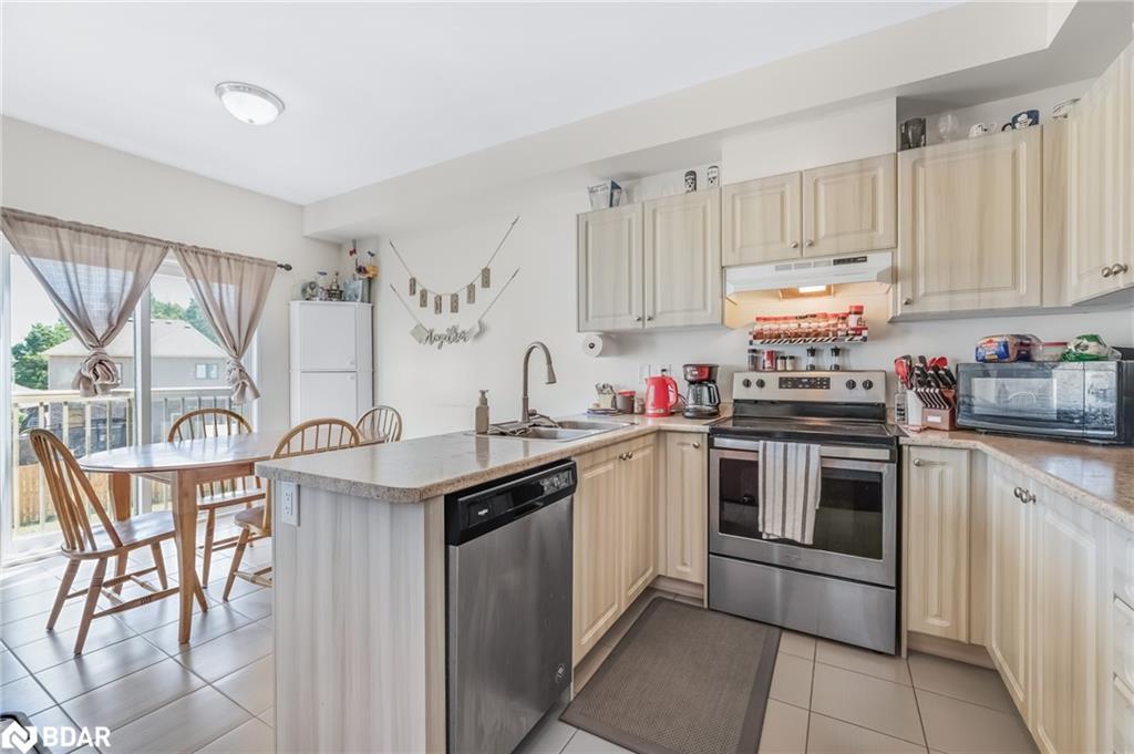 206 Isabella Drive, Orillia, ON - Indoor Photo Showing Kitchen