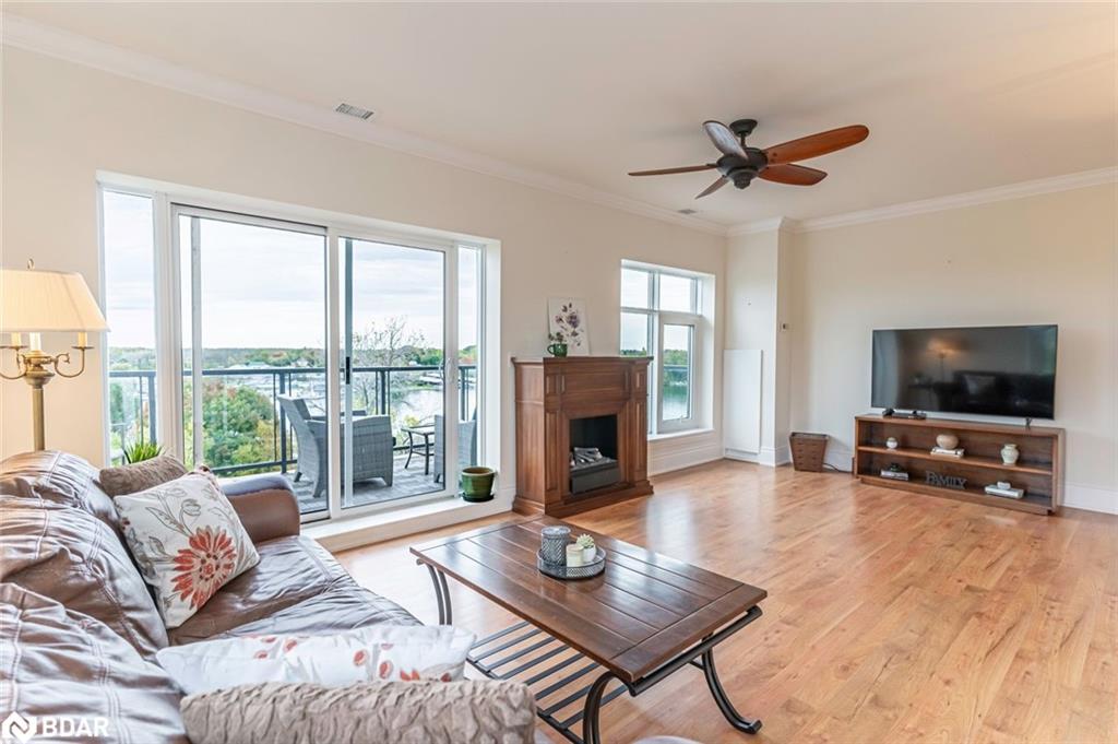 604-80 Orchard Point Road, Orillia, ON - Indoor Photo Showing Living Room
