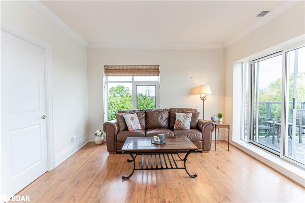 604-80 Orchard Point Road, Orillia, ON - Indoor Photo Showing Living Room