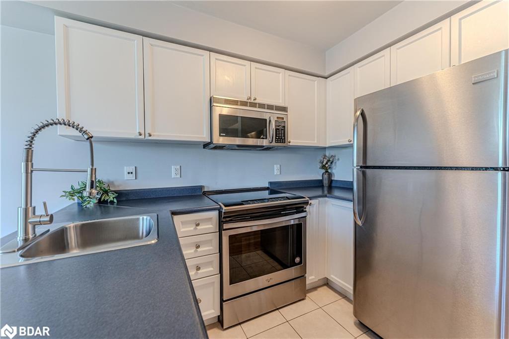 35-209 Harvie Road, Barrie, ON - Indoor Photo Showing Kitchen With Stainless Steel Kitchen
