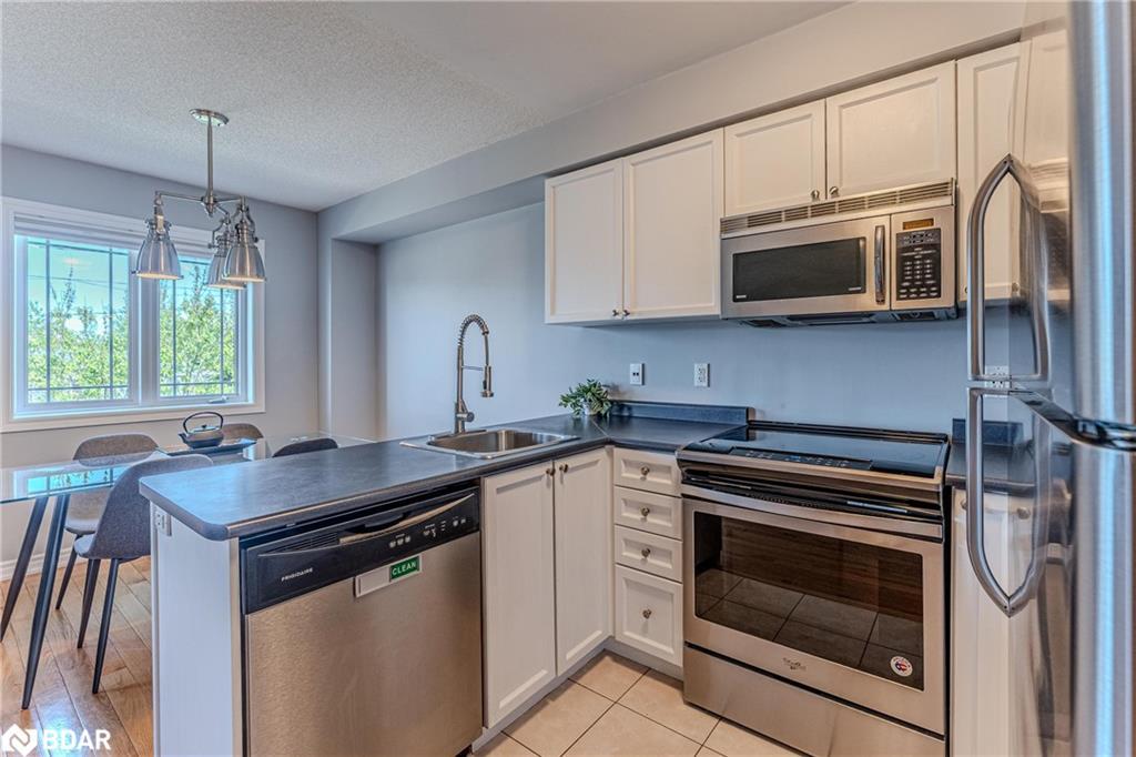 35-209 Harvie Road, Barrie, ON - Indoor Photo Showing Kitchen With Stainless Steel Kitchen