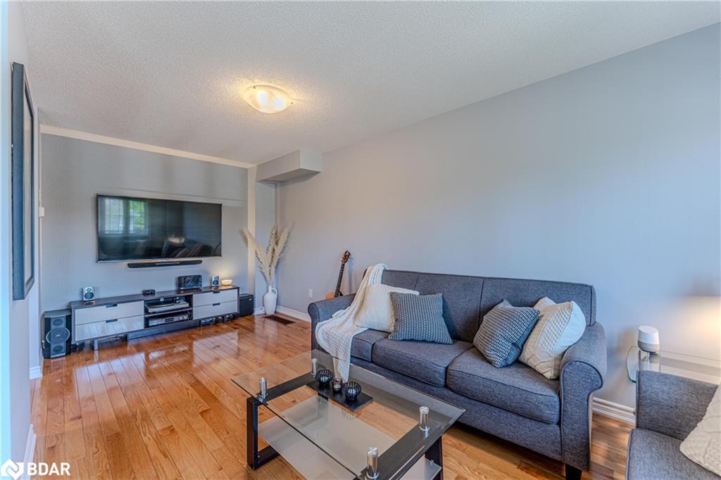 35-209 Harvie Road, Barrie, ON - Indoor Photo Showing Living Room