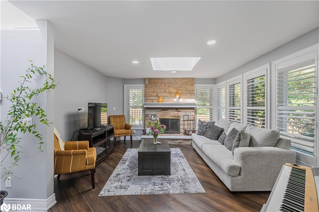 87 Tutela Heights Road, Brantford, ON - Indoor Photo Showing Living Room With Fireplace