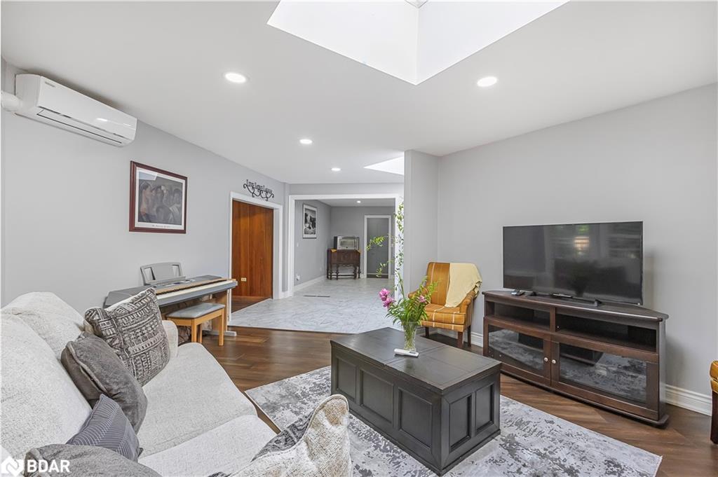 87 Tutela Heights Road, Brantford, ON - Indoor Photo Showing Living Room