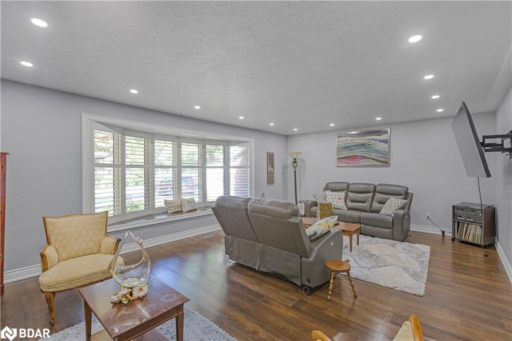 87 Tutela Heights Road, Brantford, ON - Indoor Photo Showing Living Room