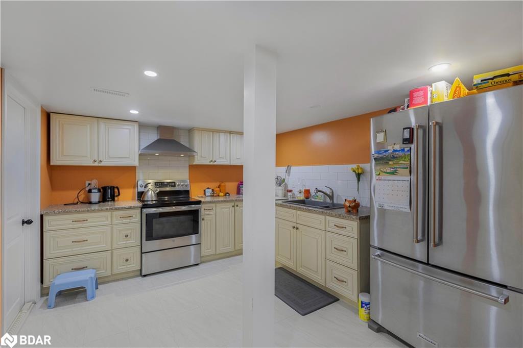 87 Tutela Heights Road, Brantford, ON - Indoor Photo Showing Kitchen With Double Sink