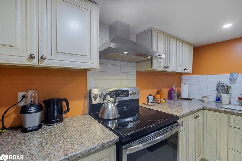 87 Tutela Heights Road, Brantford, ON - Indoor Photo Showing Kitchen