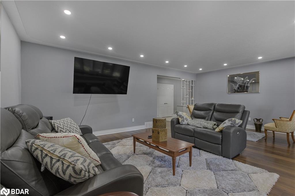 87 Tutela Heights Road, Brantford, ON - Indoor Photo Showing Living Room