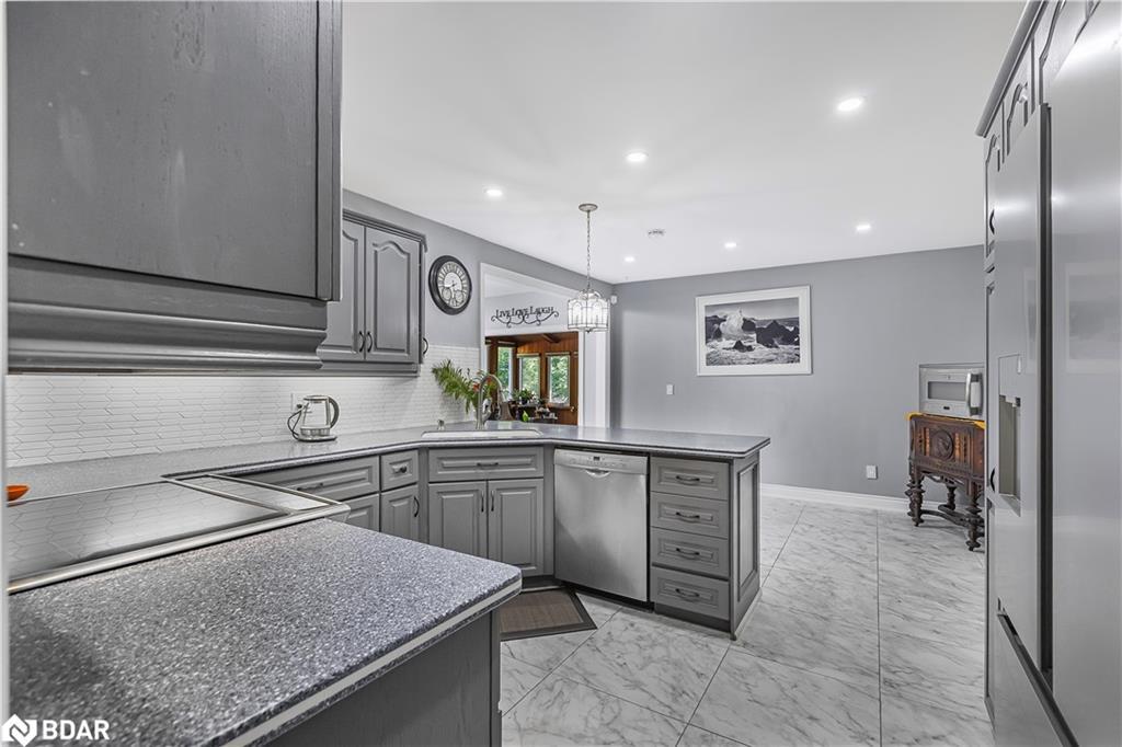 87 Tutela Heights Road, Brantford, ON - Indoor Photo Showing Kitchen With Upgraded Kitchen