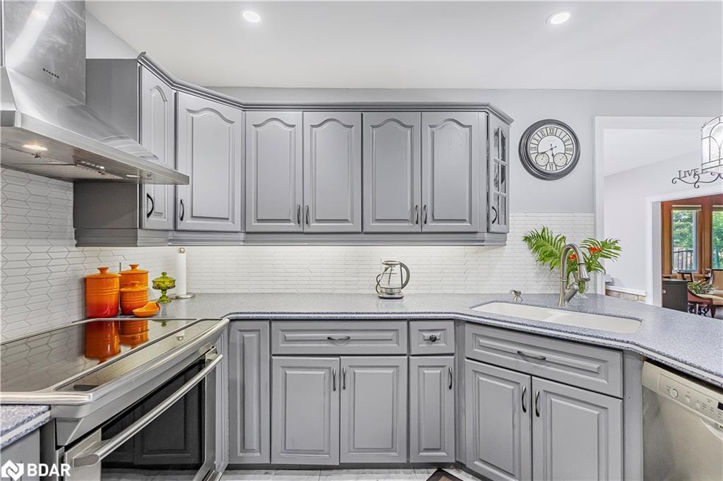 87 Tutela Heights Road, Brantford, ON - Indoor Photo Showing Kitchen With Upgraded Kitchen