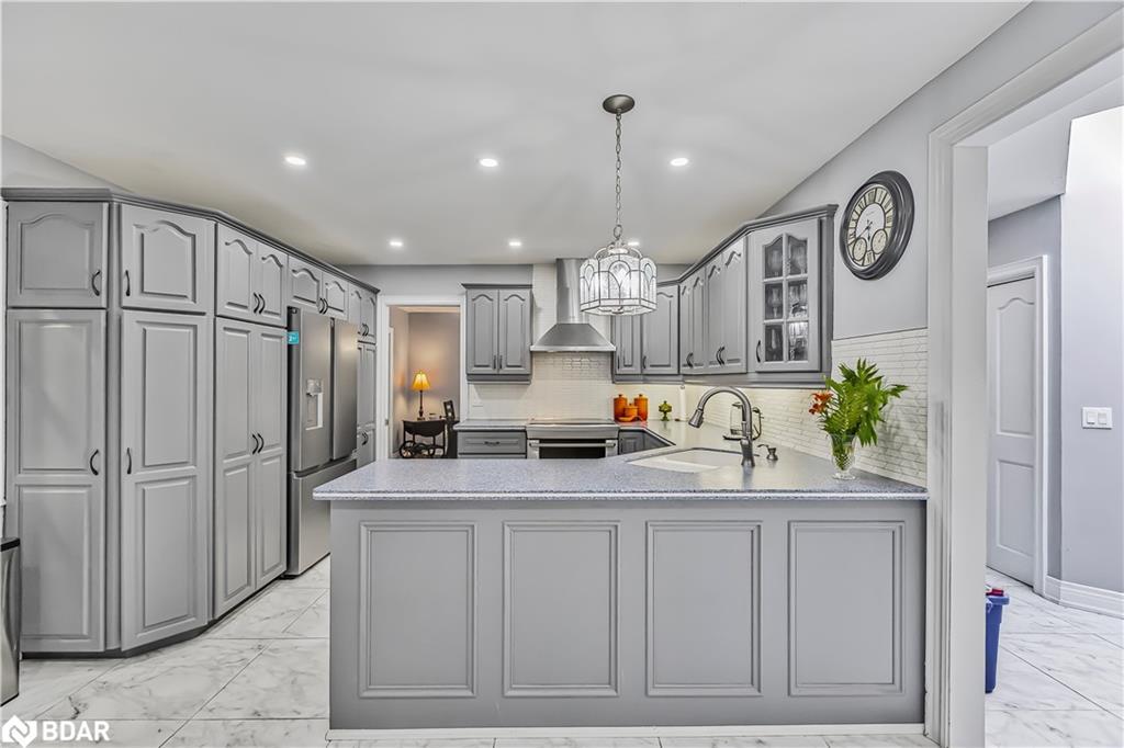 87 Tutela Heights Road, Brantford, ON - Indoor Photo Showing Kitchen