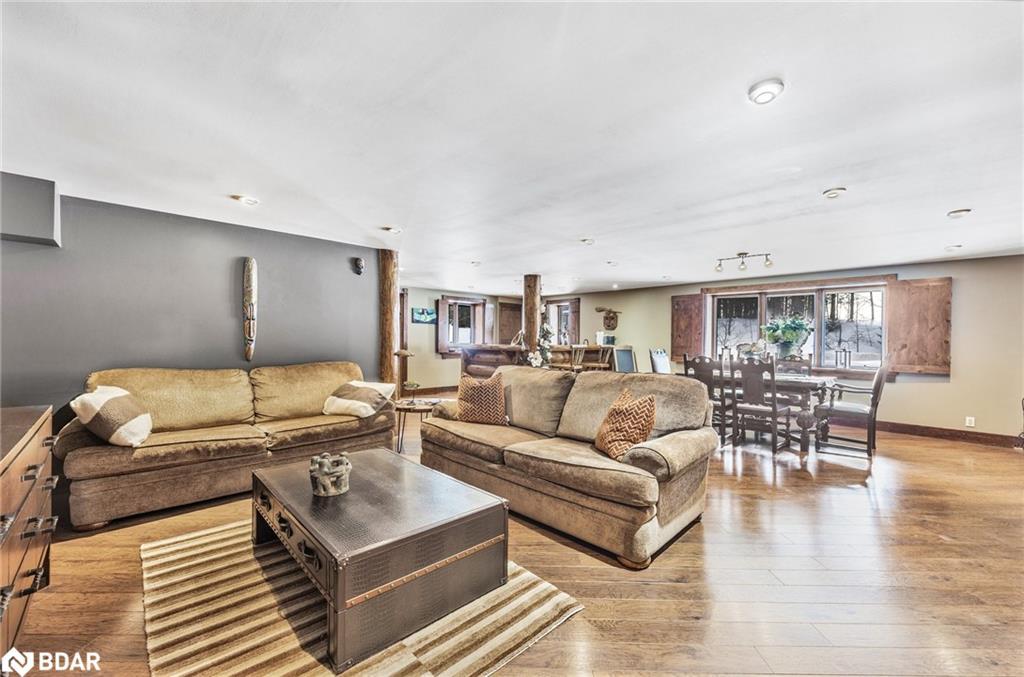 118 Highland Drive, Oro-Medonte, ON - Indoor Photo Showing Living Room