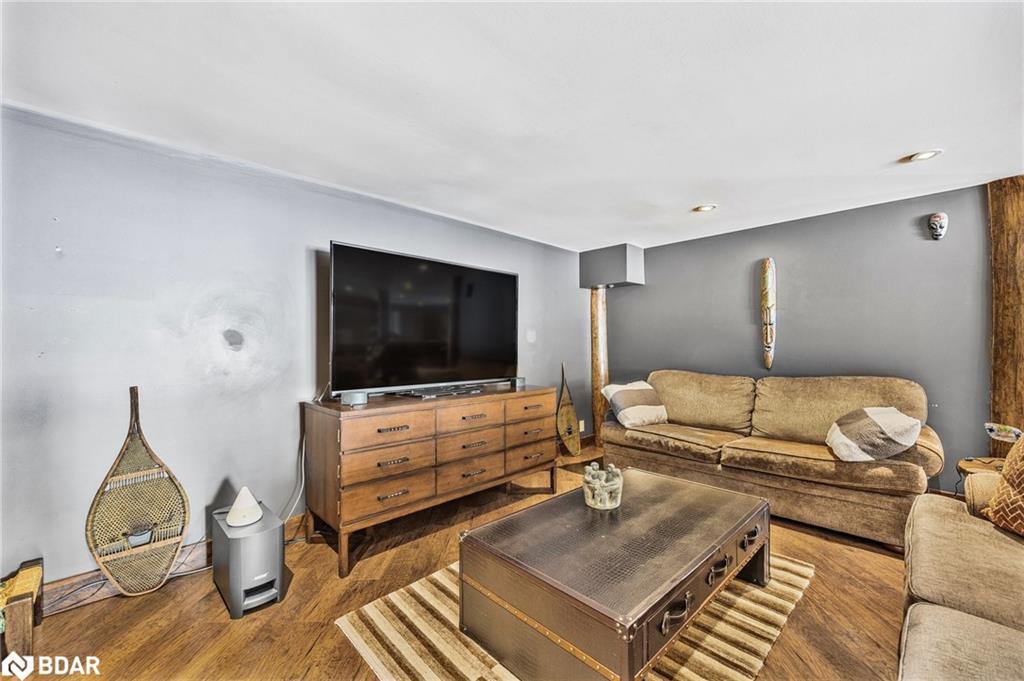 118 Highland Drive, Oro-Medonte, ON - Indoor Photo Showing Living Room