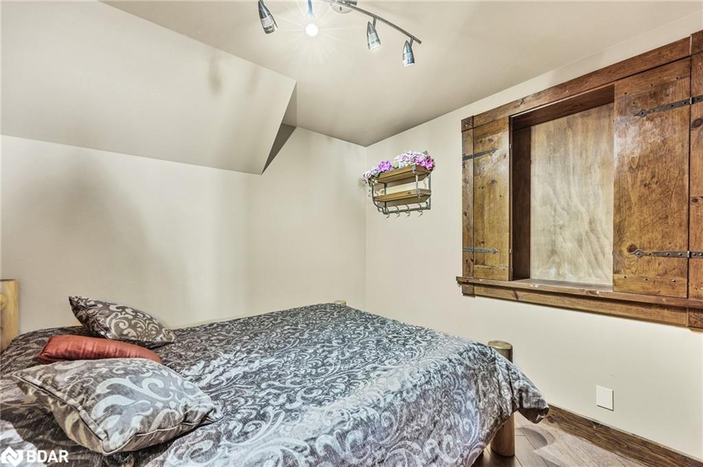 118 Highland Drive, Oro-Medonte, ON - Indoor Photo Showing Bedroom