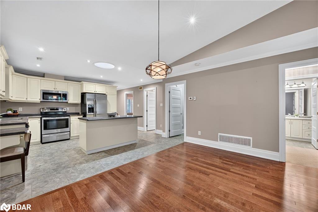 53 Clover Crescent, Wasaga Beach, ON - Indoor Photo Showing Kitchen