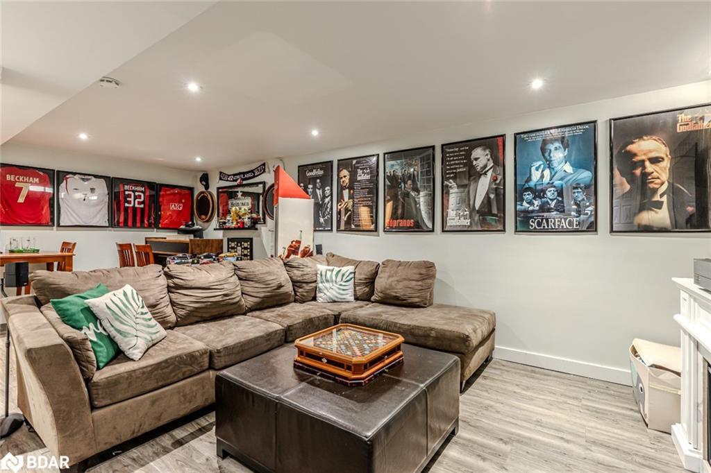 20 Pae Drive, Barrie, ON - Indoor Photo Showing Living Room