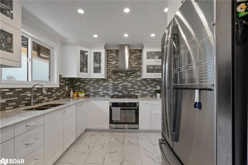 116 Boston Crescent, Hamilton, ON - Indoor Photo Showing Kitchen With Double Sink With Upgraded Kitchen