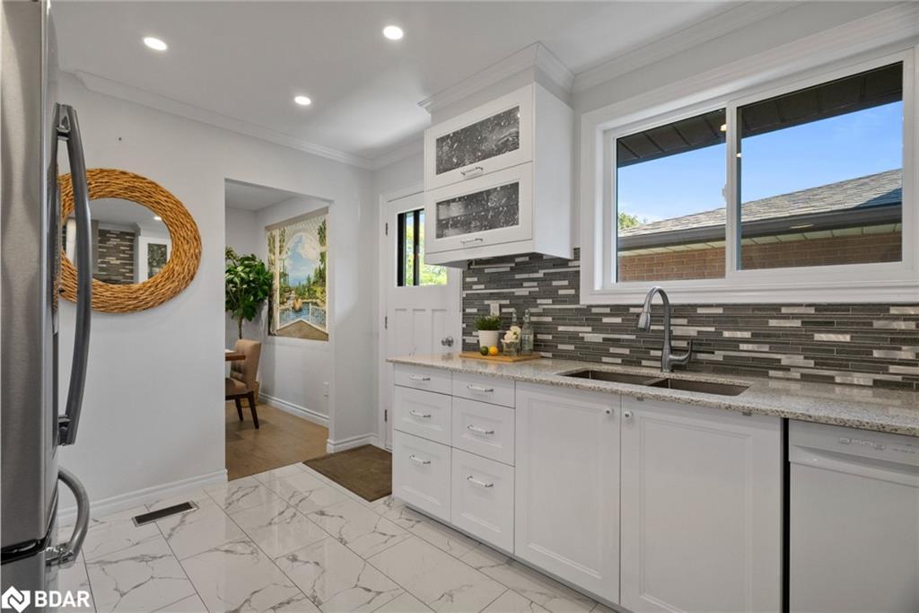 116 Boston Crescent, Hamilton, ON - Indoor Photo Showing Kitchen With Double Sink