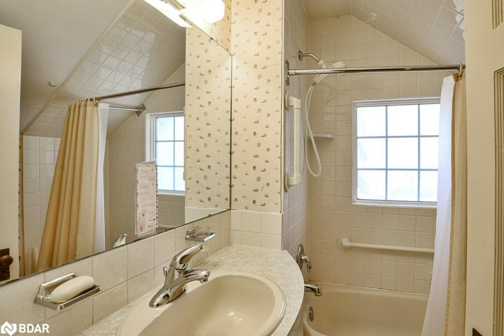 146 West Street N, Orillia, ON - Indoor Photo Showing Bathroom