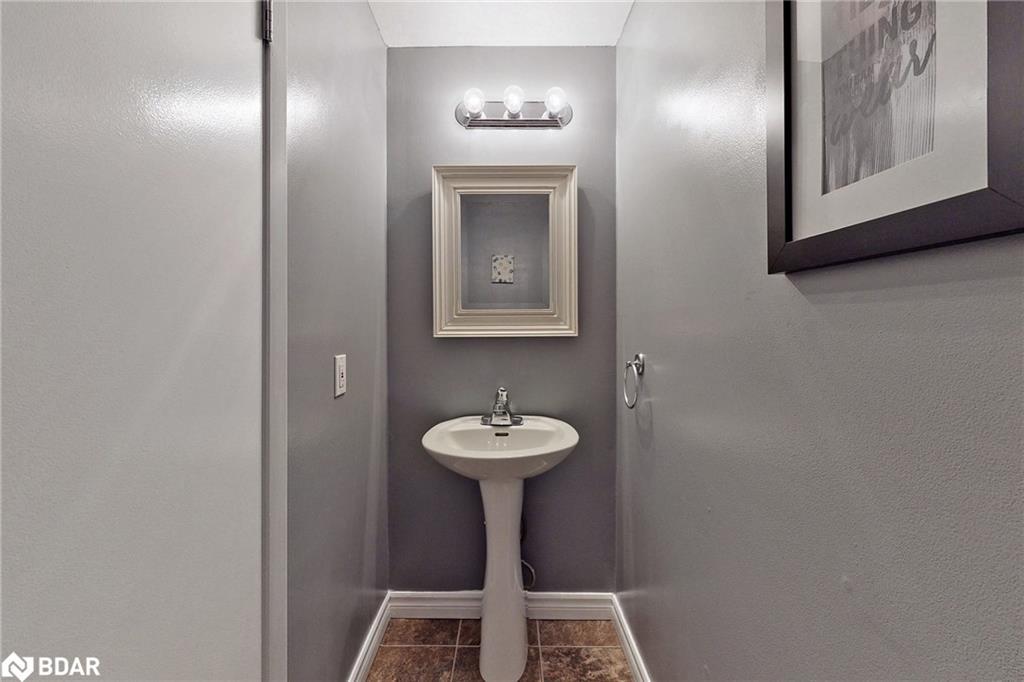 10-648 Doon Village Road, Kitchener, ON - Indoor Photo Showing Bathroom