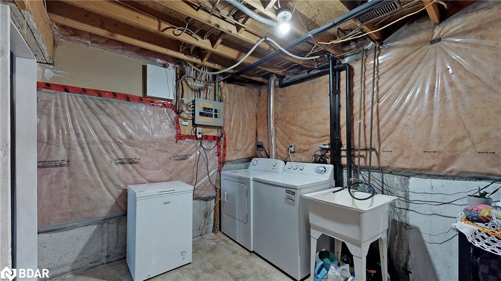 10-648 Doon Village Road, Kitchener, ON - Indoor Photo Showing Laundry Room