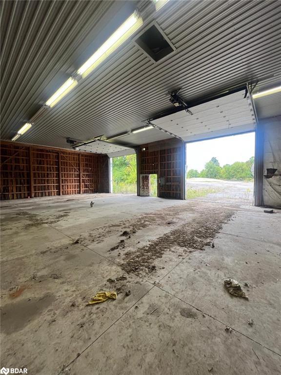 2178 6 Highway, Hamilton, ON - Photo Showing Garage