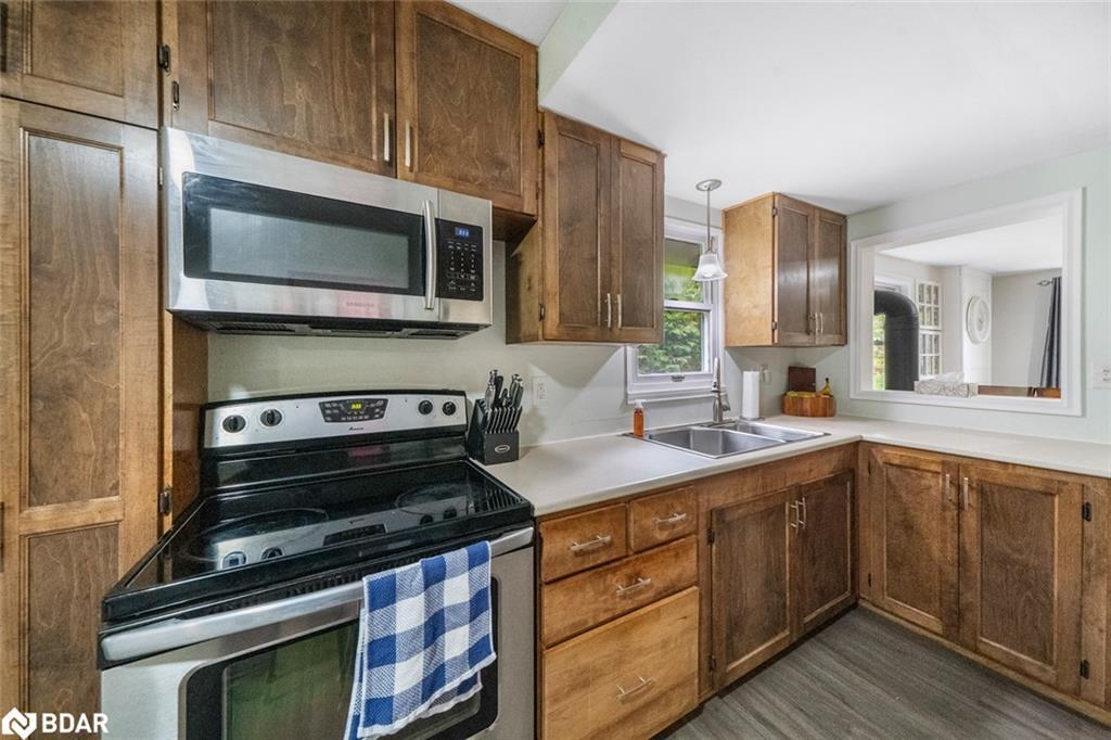 1182 5 Line S, Oro-Medonte, ON - Indoor Photo Showing Kitchen With Double Sink