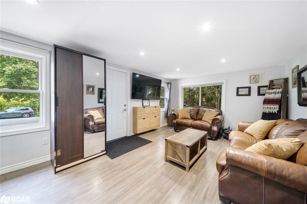 1182 5 Line S, Oro-Medonte, ON - Indoor Photo Showing Living Room
