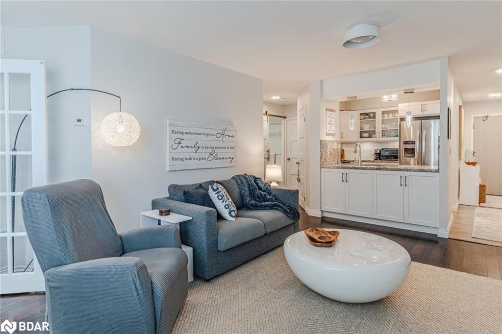 1103-150 Dunlop Street E, Barrie, ON - Indoor Photo Showing Living Room