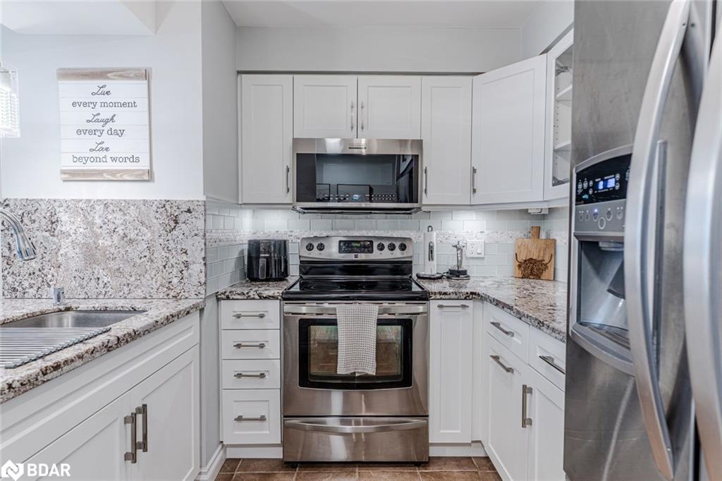 1103-150 Dunlop Street E, Barrie, ON - Indoor Photo Showing Kitchen With Upgraded Kitchen