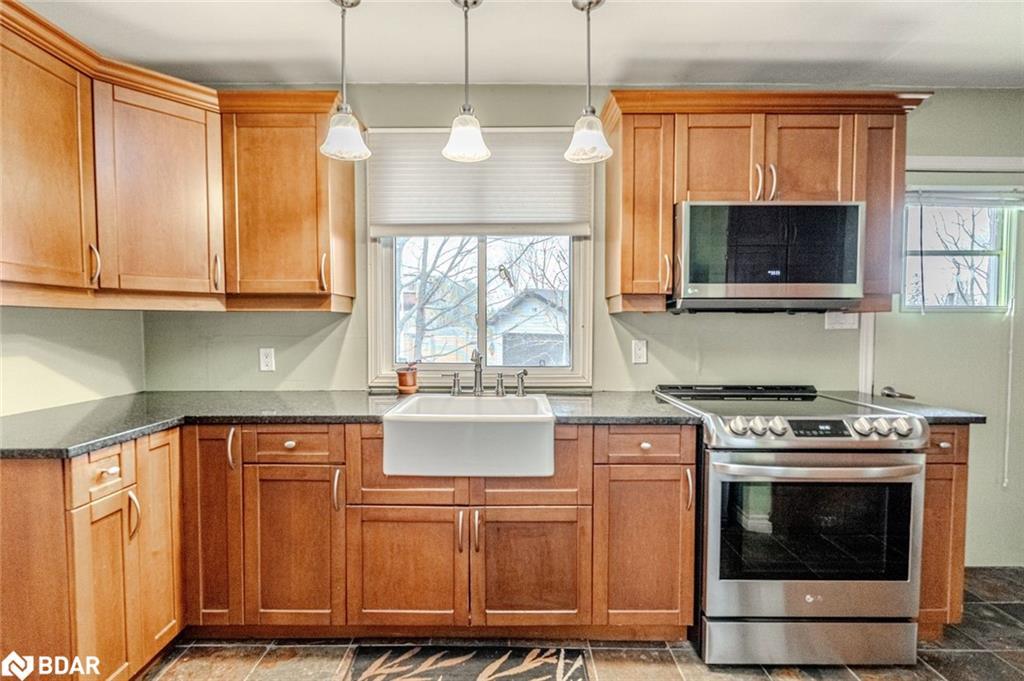 2016 Kate Avenue, Innisfil, ON - Indoor Photo Showing Kitchen