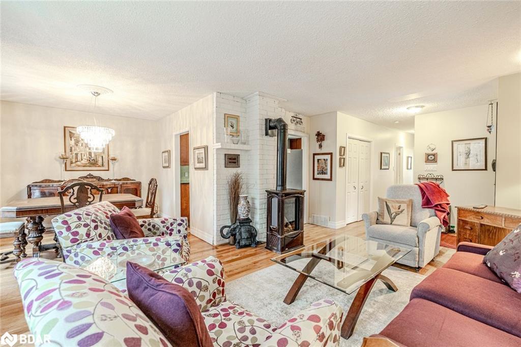2016 Kate Avenue, Innisfil, ON - Indoor Photo Showing Living Room