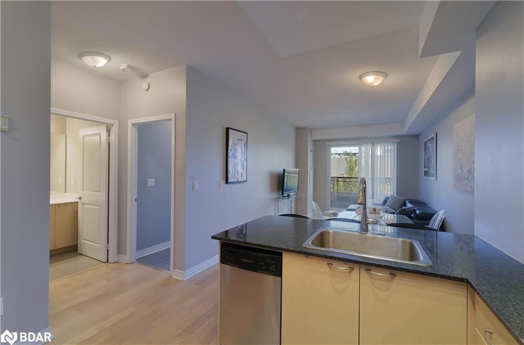 307-385 Prince Of Wales Drive, Mississauga, ON - Indoor Photo Showing Kitchen