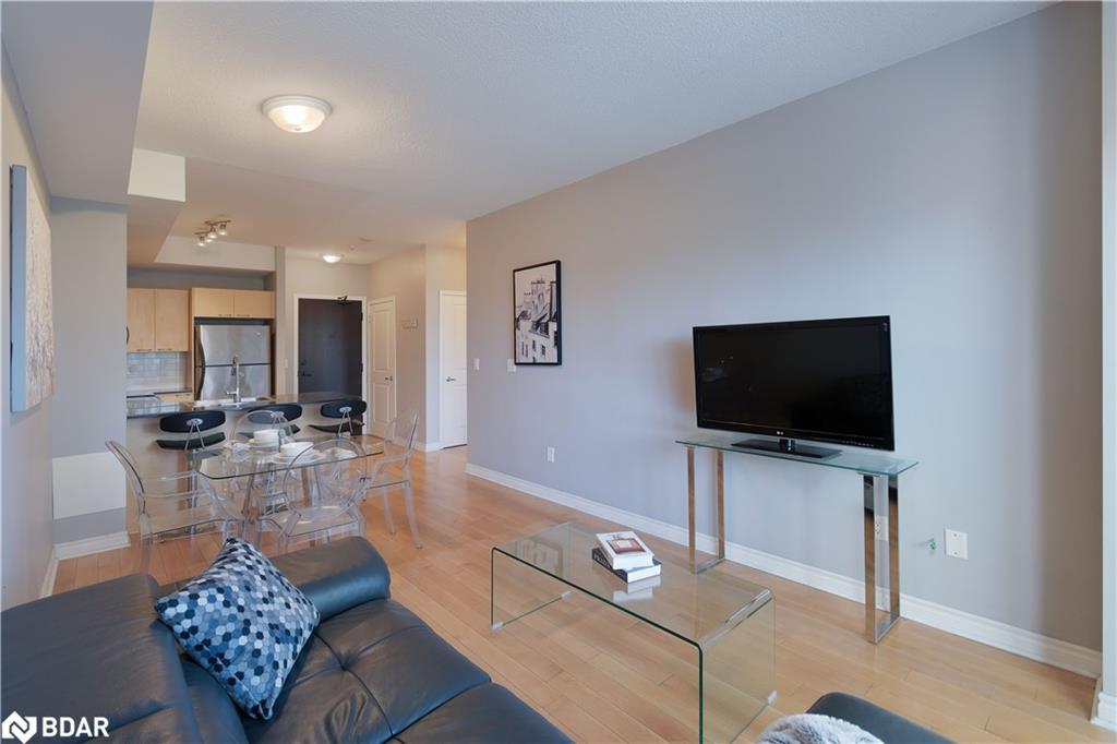 307-385 Prince Of Wales Drive, Mississauga, ON - Indoor Photo Showing Living Room