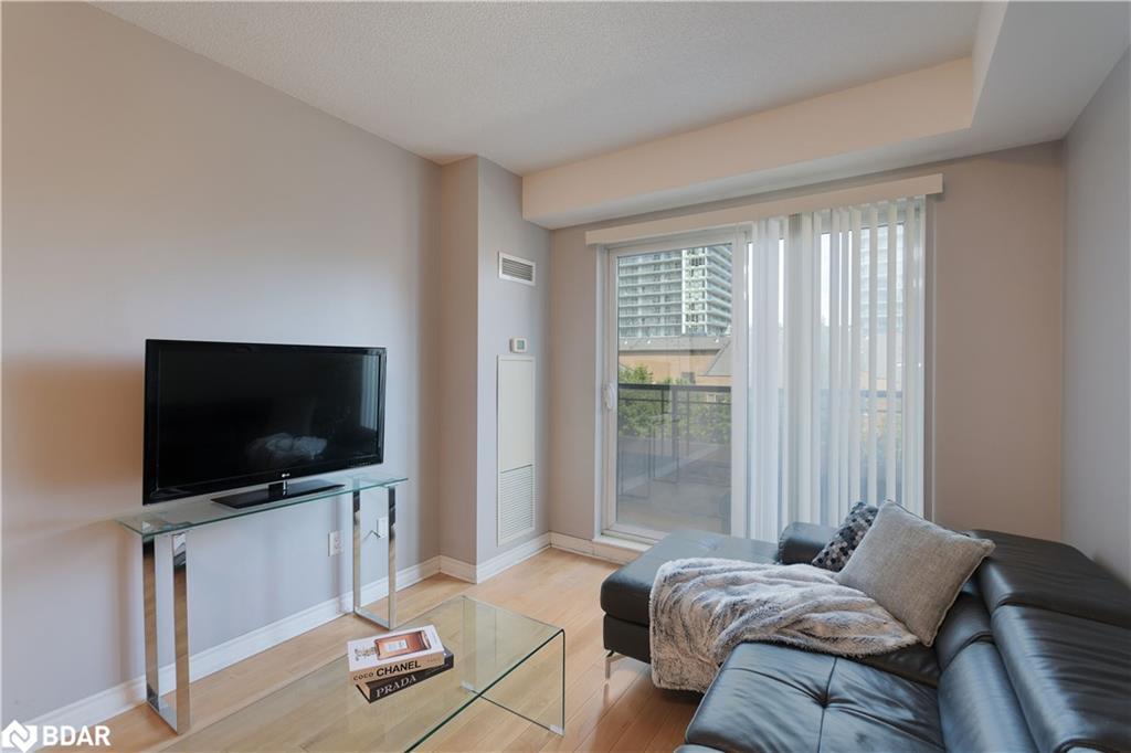 307-385 Prince Of Wales Drive, Mississauga, ON - Indoor Photo Showing Living Room