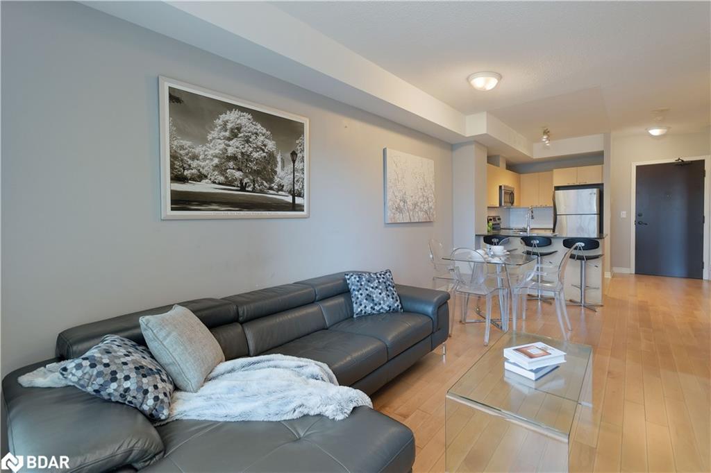 307-385 Prince Of Wales Drive, Mississauga, ON - Indoor Photo Showing Living Room