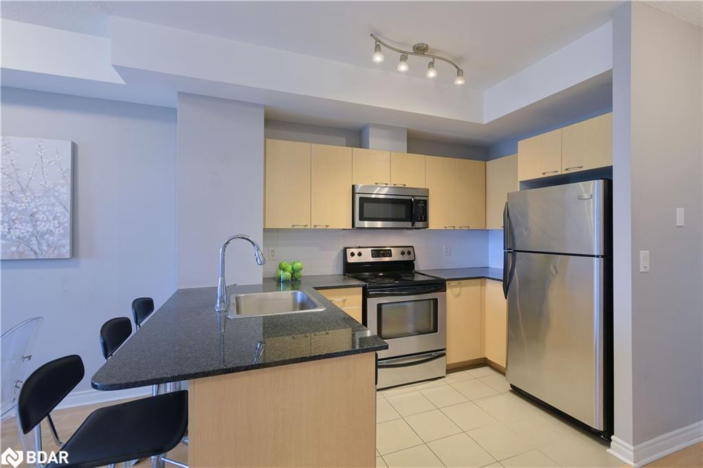 307-385 Prince Of Wales Drive, Mississauga, ON - Indoor Photo Showing Kitchen