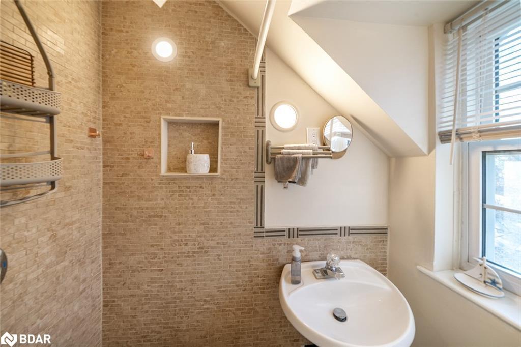 57 Coldwater Road, Severn, ON - Indoor Photo Showing Bathroom