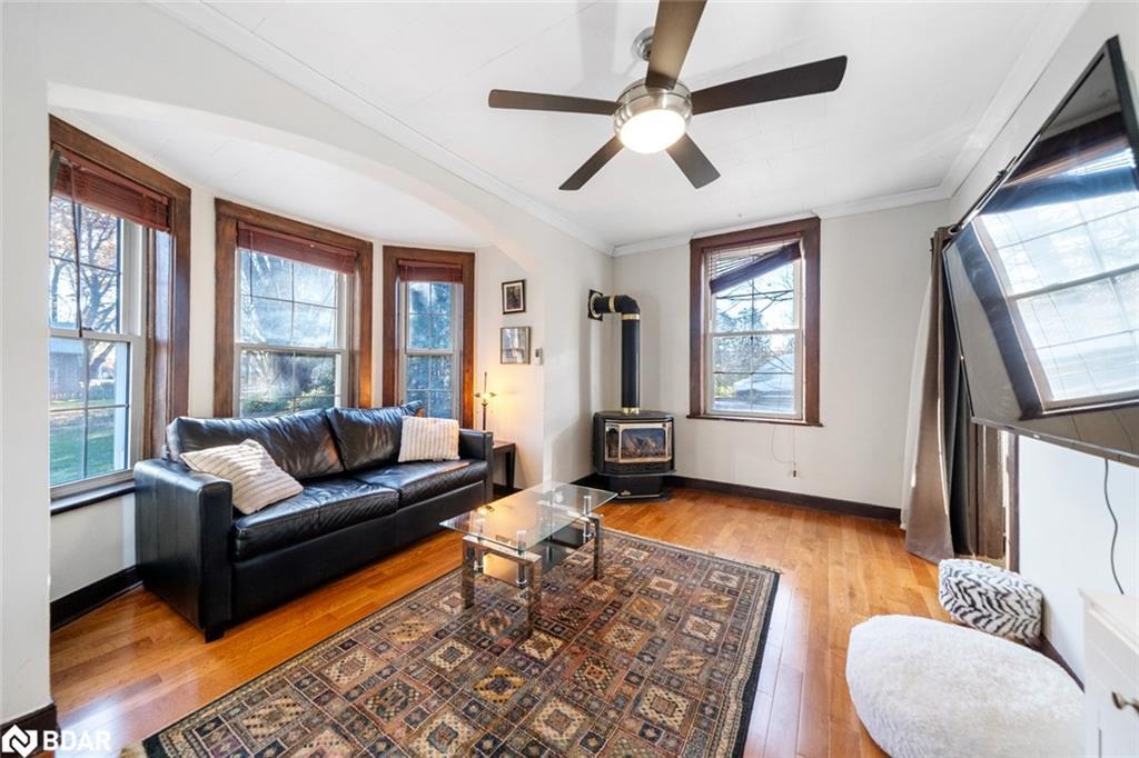 57 Coldwater Road, Severn, ON - Indoor Photo Showing Living Room