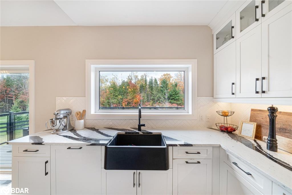 62 Thoroughbred Drive, Oro-Medonte, ON - Indoor Photo Showing Kitchen