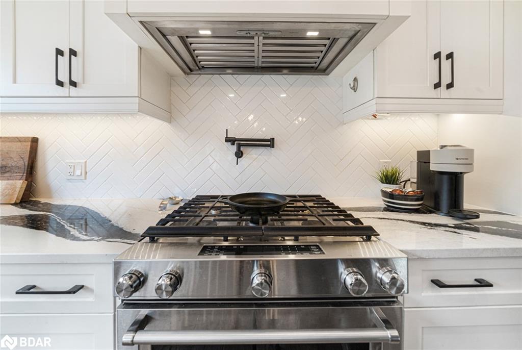 62 Thoroughbred Drive, Oro-Medonte, ON - Indoor Photo Showing Kitchen With Upgraded Kitchen