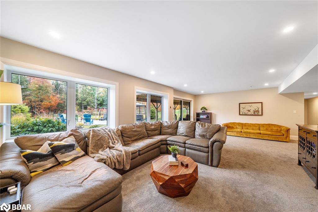 62 Thoroughbred Drive, Oro-Medonte, ON - Indoor Photo Showing Living Room